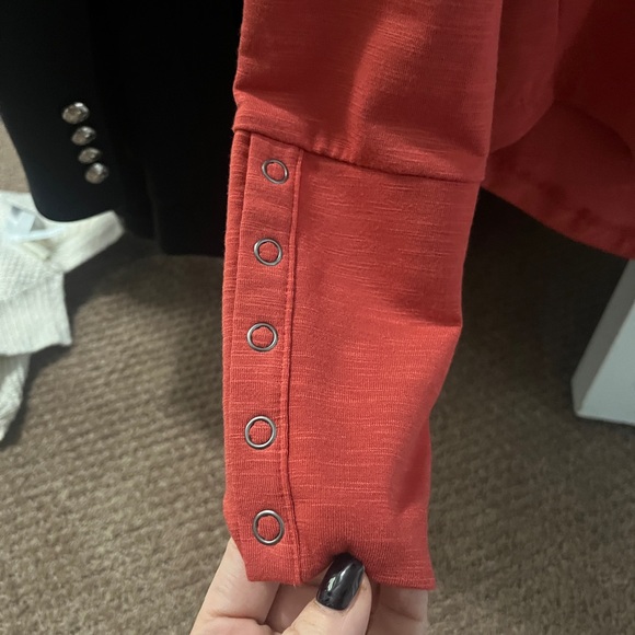 Like new evereve long sleeve tee - Picture 3 of 4